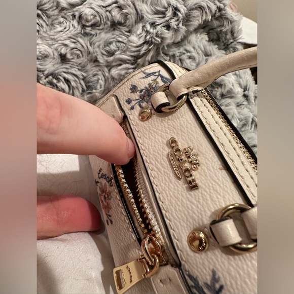 Miniature Coach keychain. - Picture 1 of 7
